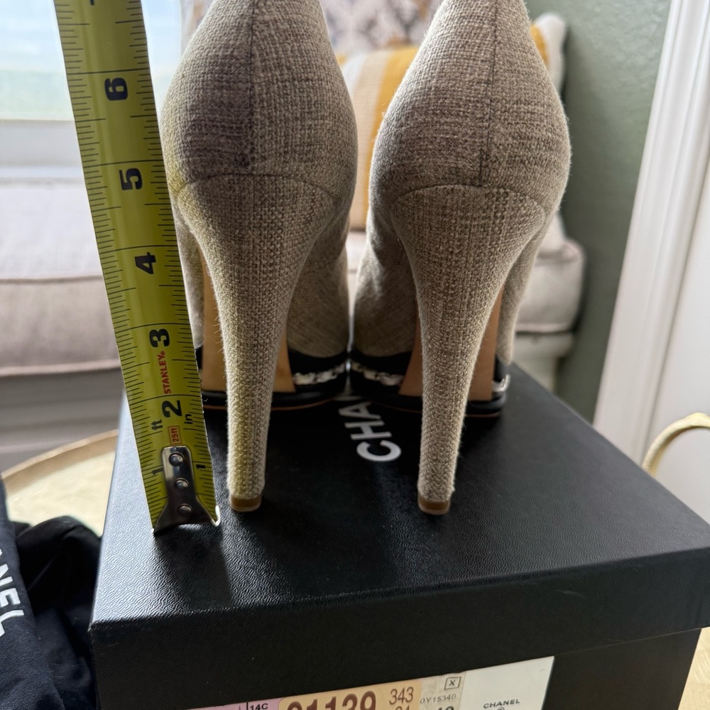 CHANEL Beige and Black Heels - Picture 5 of 13
